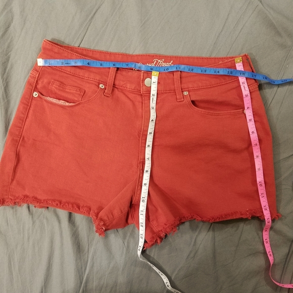Universal Thread red cutoff jean shorts sz 12 / 31 some stretch - Picture 4 of 8